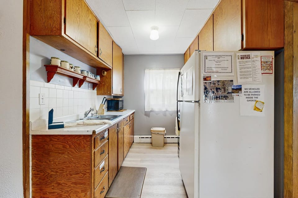 Kitchen or kitchenette, oven, kitchen