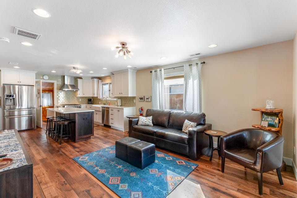 Kitchen or kitchenette, Seating area, Dining area, oven