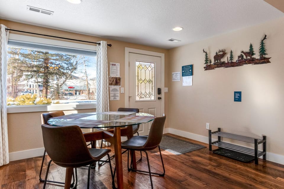Seating area, Dining area