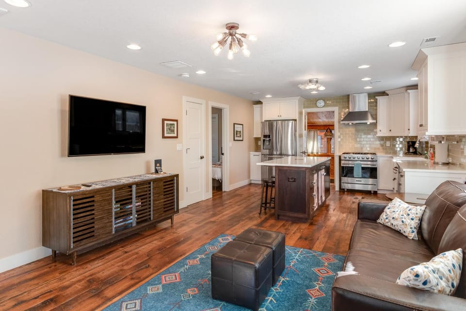 TV and multimedia, Kitchen or kitchenette, Living room, Seating area, Dining area, dishwasher, oven