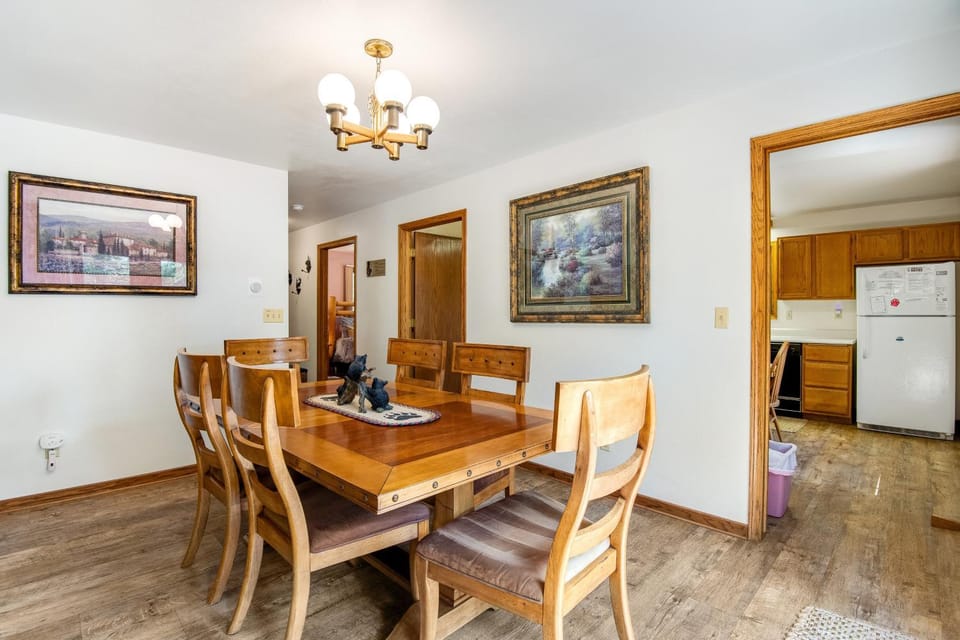 Seating area, Dining area