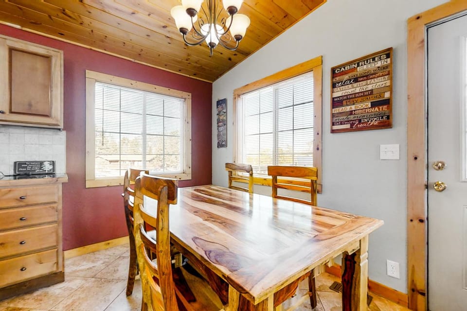 Coffee/tea facilities, Kitchen or kitchenette, Dining area