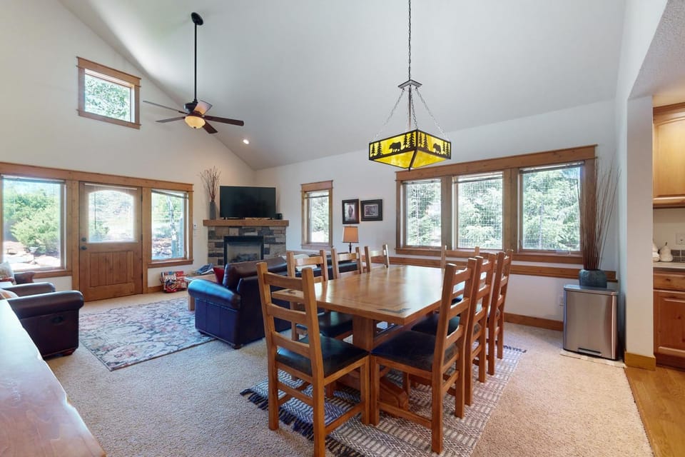 Coffee/tea facilities, Kitchen or kitchenette, oven, stove