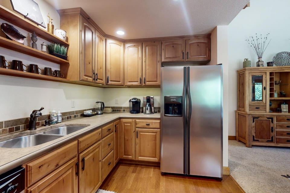 Coffee/tea facilities, Kitchen or kitchenette, oven, stove
