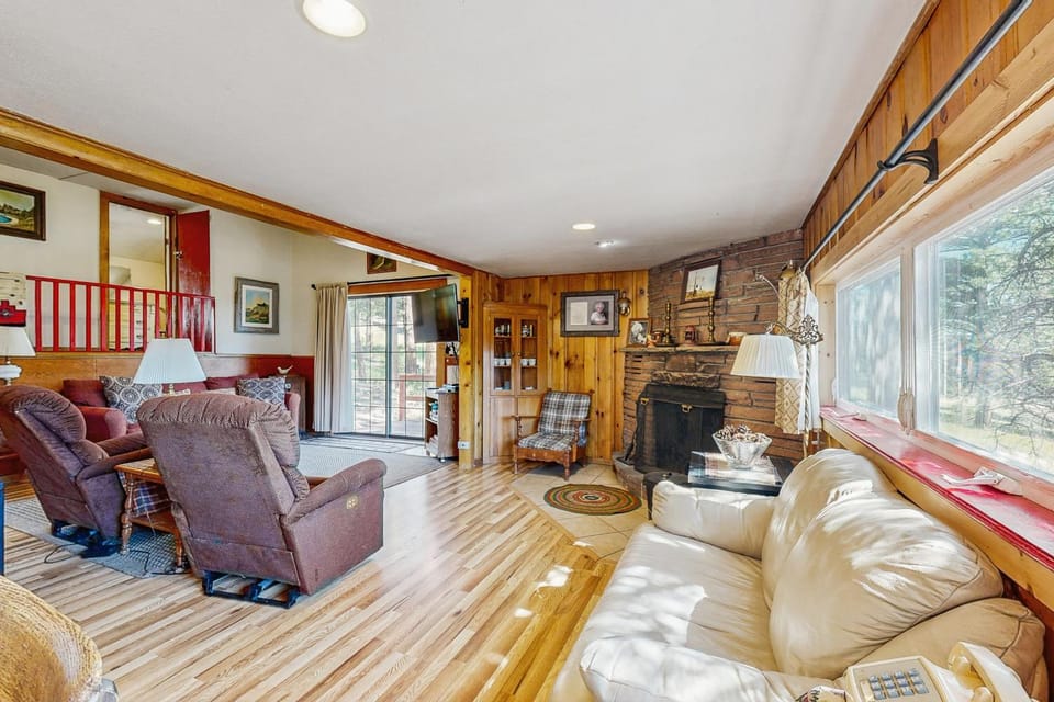 TV and multimedia, Living room, Seating area, fireplace