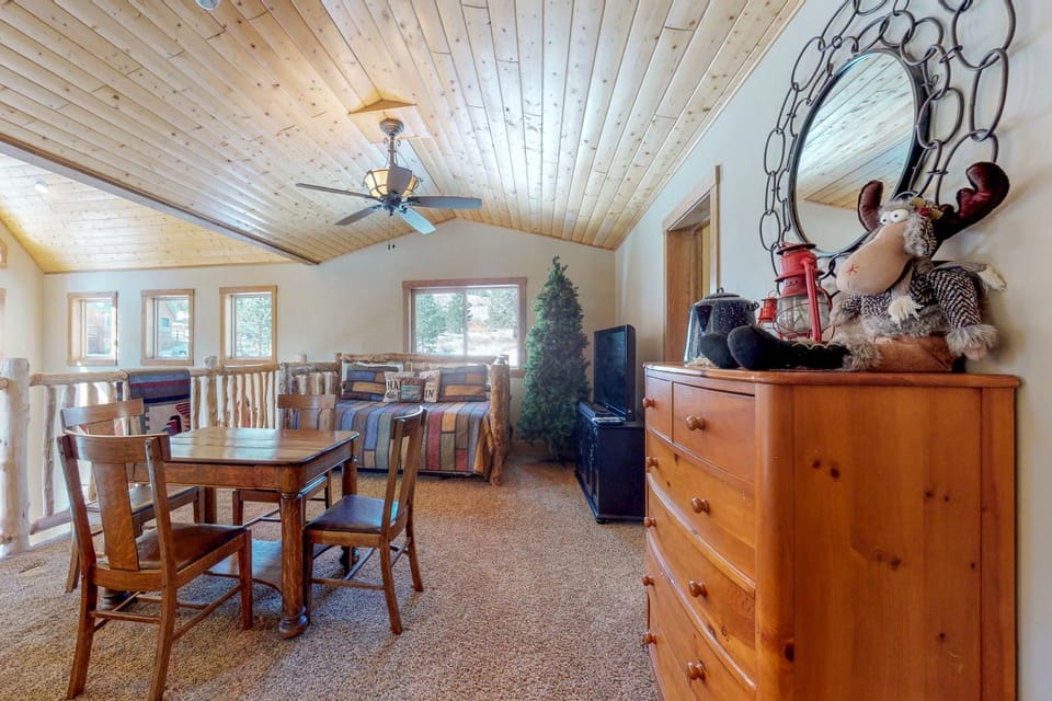 TV and multimedia, Living room, Seating area, Dining area