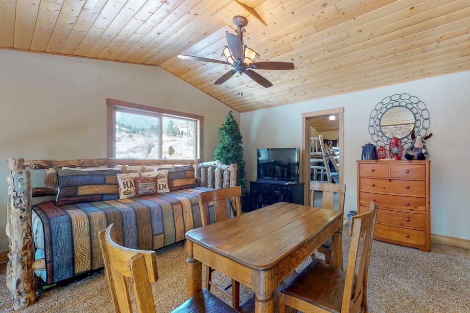 TV and multimedia, Living room, Seating area, Dining area