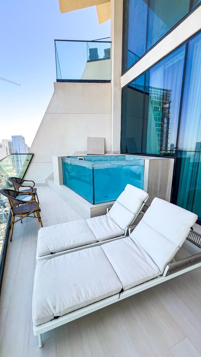 Day, View (from property/room), Balcony/Terrace, Seating area, City view, Swimming pool, Swimming pool, sunbed