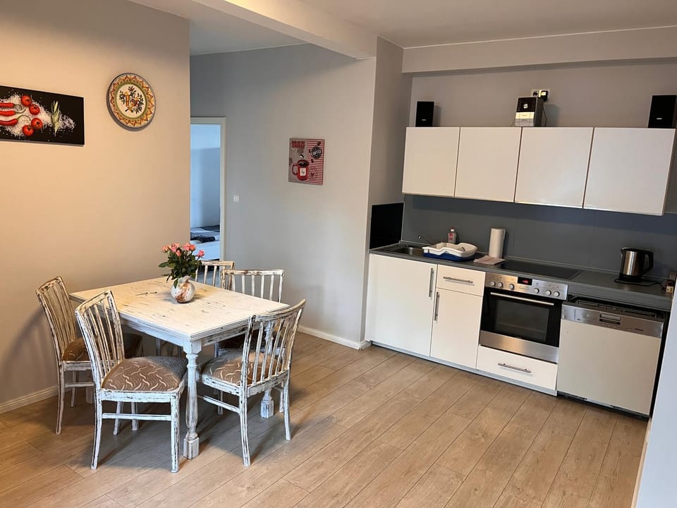 Kitchen or kitchenette, Dining area, dishwasher, stove