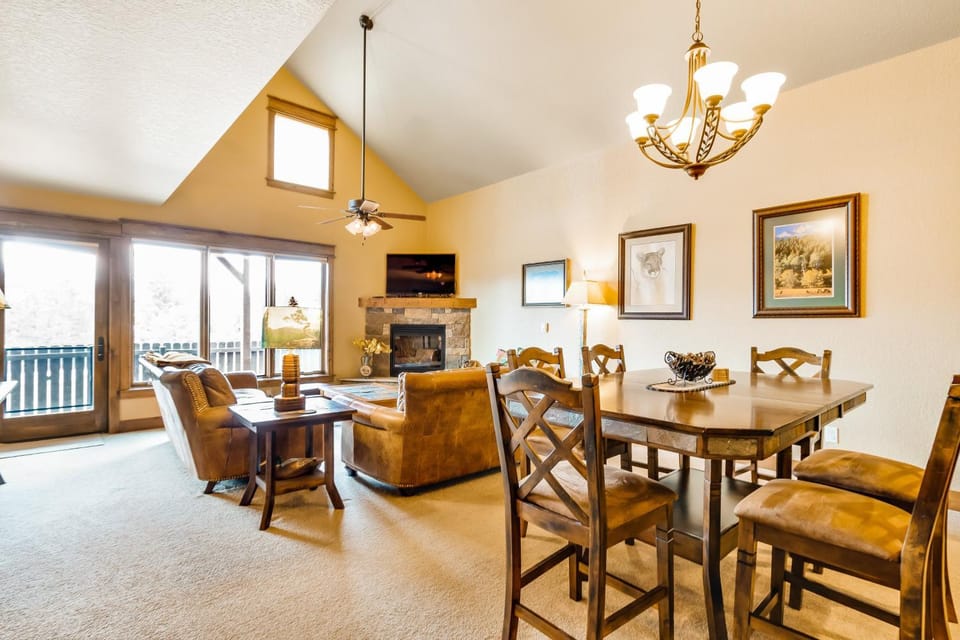 Kitchen or kitchenette, Seating area, Dining area