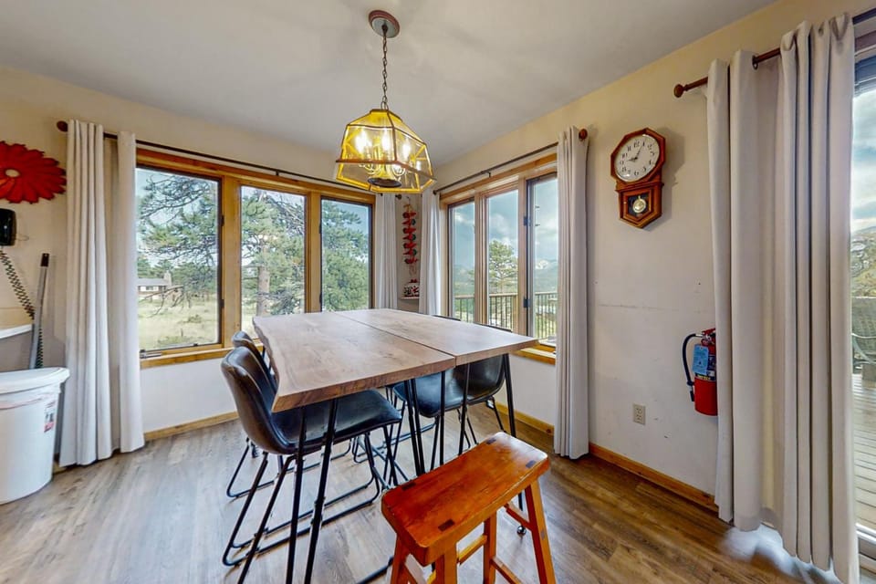 Seating area, Dining area