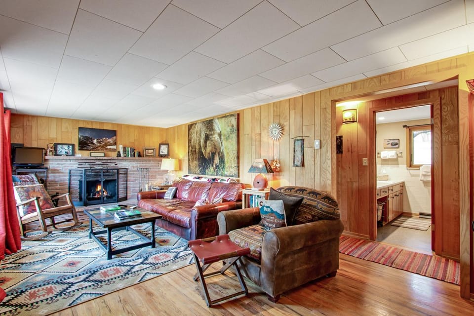 TV and multimedia, Living room, Seating area, Dining area