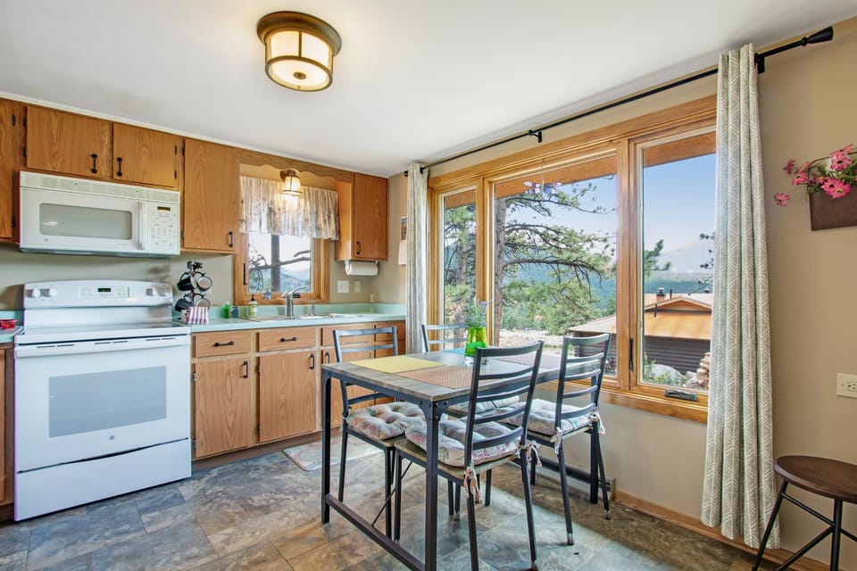 Kitchen or kitchenette, Dining area, dishwasher, stove, kitchen