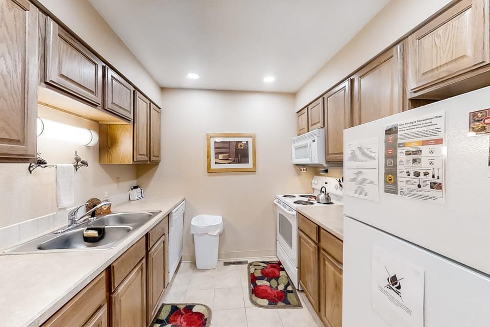 Coffee/tea facilities, Kitchen or kitchenette, oven, kitchen