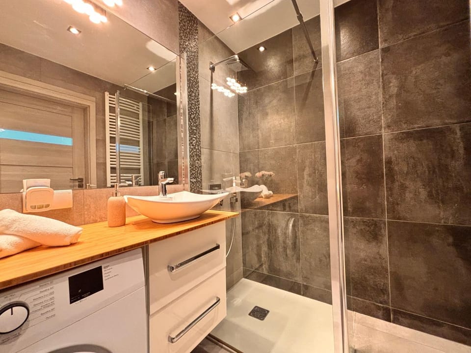 Shower, Bathroom, towels