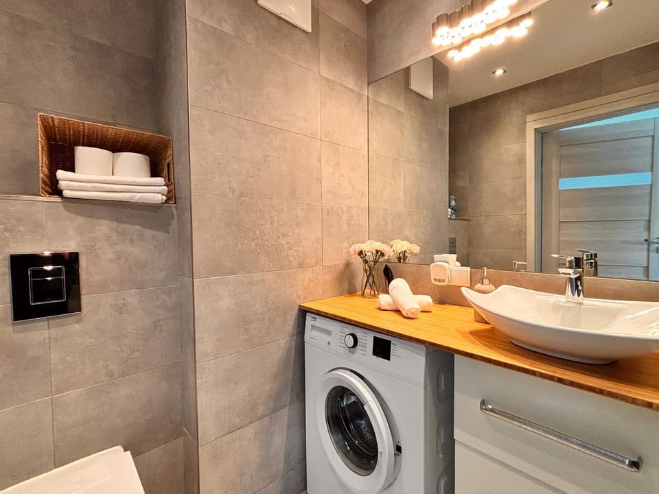 Bathroom, towels, washing machine