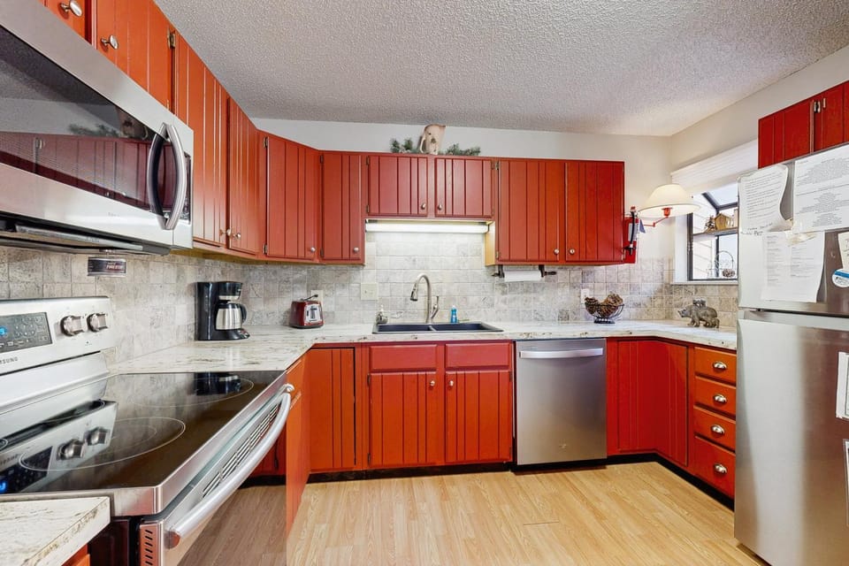 Coffee/tea facilities, oven, stove, kitchen