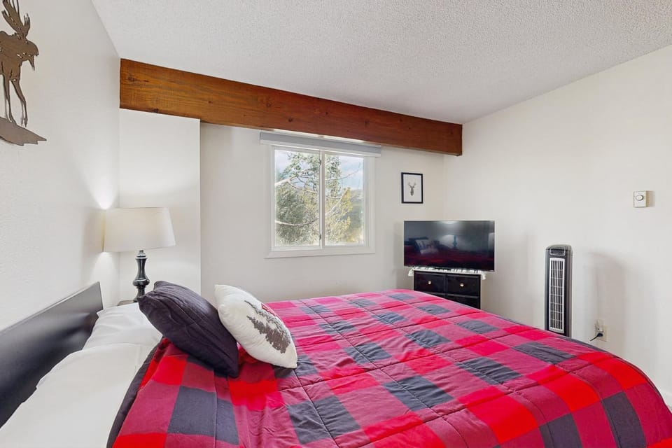 Bed, TV and multimedia, Bedroom
