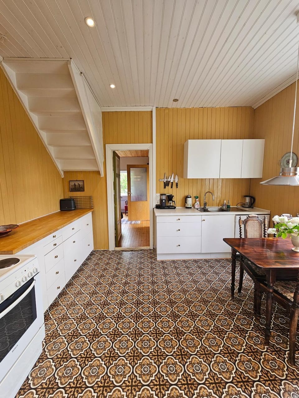 Coffee/tea facilities, Kitchen or kitchenette, Dining area, dishwasher, oven, stove, toaster