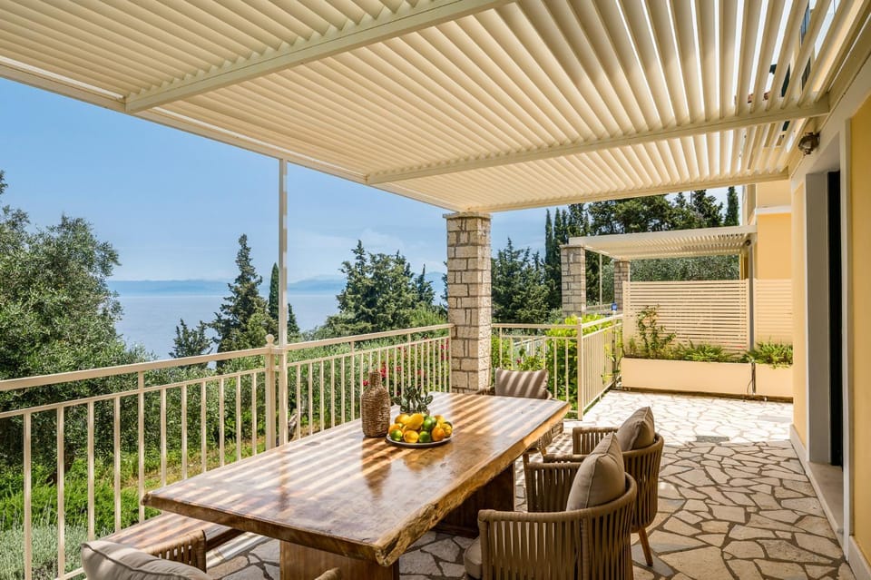Natural landscape, View (from property/room), Balcony/Terrace, Dining area, Sea view