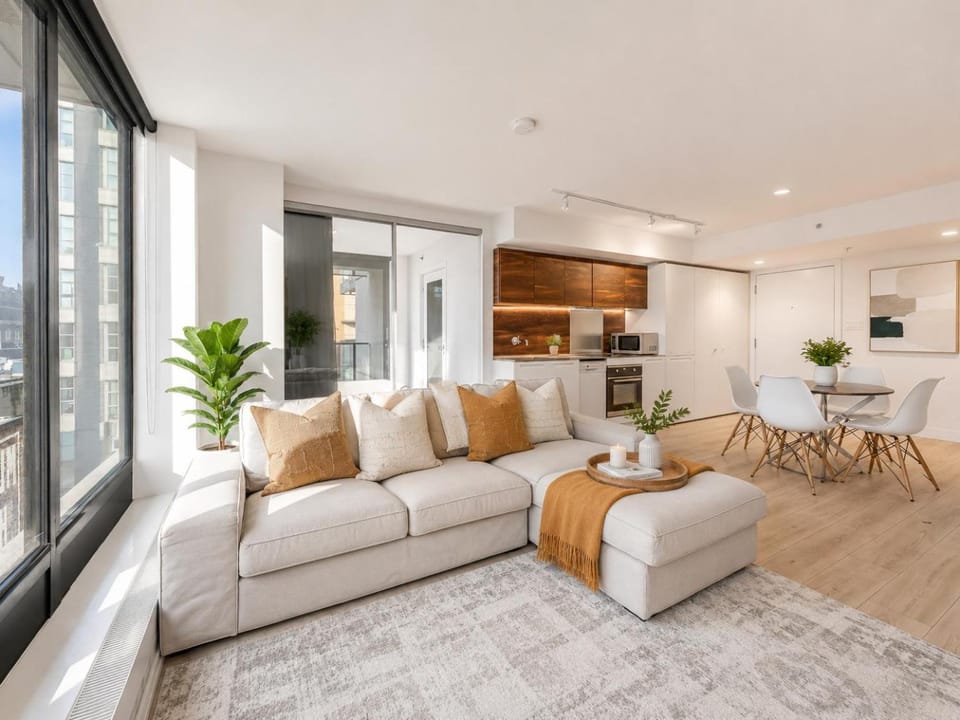Modern 2BR Condo on Hornby Street Near FIFA Action Apartment in Vancouver