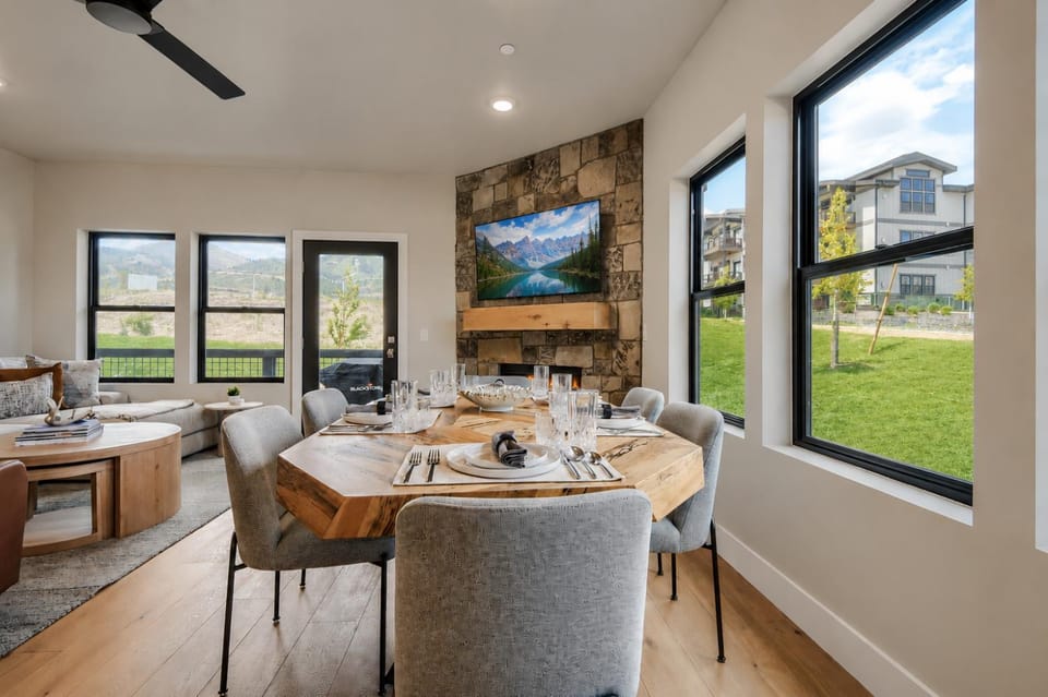 Luxury New Build w Ski Storage Fire Pit BBQ 1122 House in Jordanelle Reservoir
