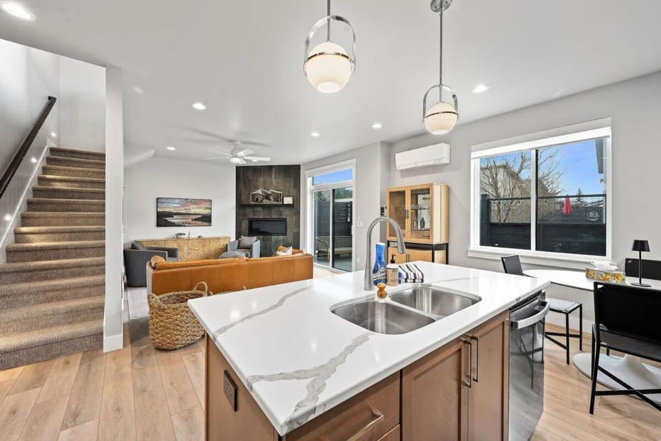 Day, Kitchen or kitchenette, Living room, fireplace, furniture, air conditioner