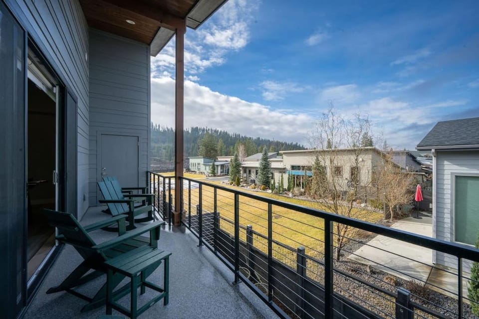Day, Balcony/Terrace, Seating area, Mountain view, Street view