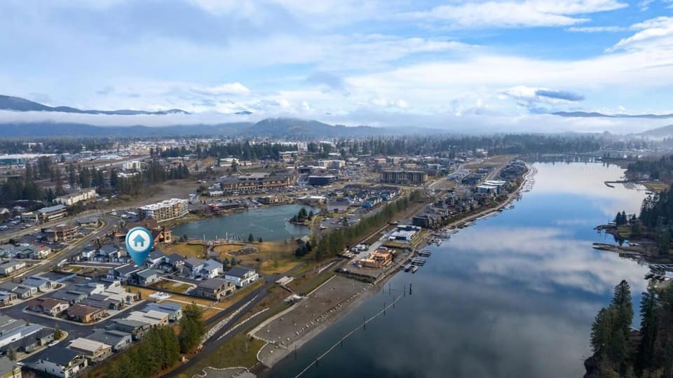 Day, Neighbourhood, Natural landscape, Bird's eye view, Lake view, Mountain view