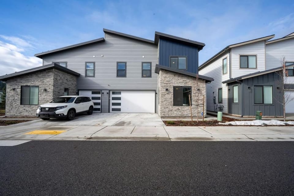 Property building, Facade/entrance, Day, Neighbourhood, Parking