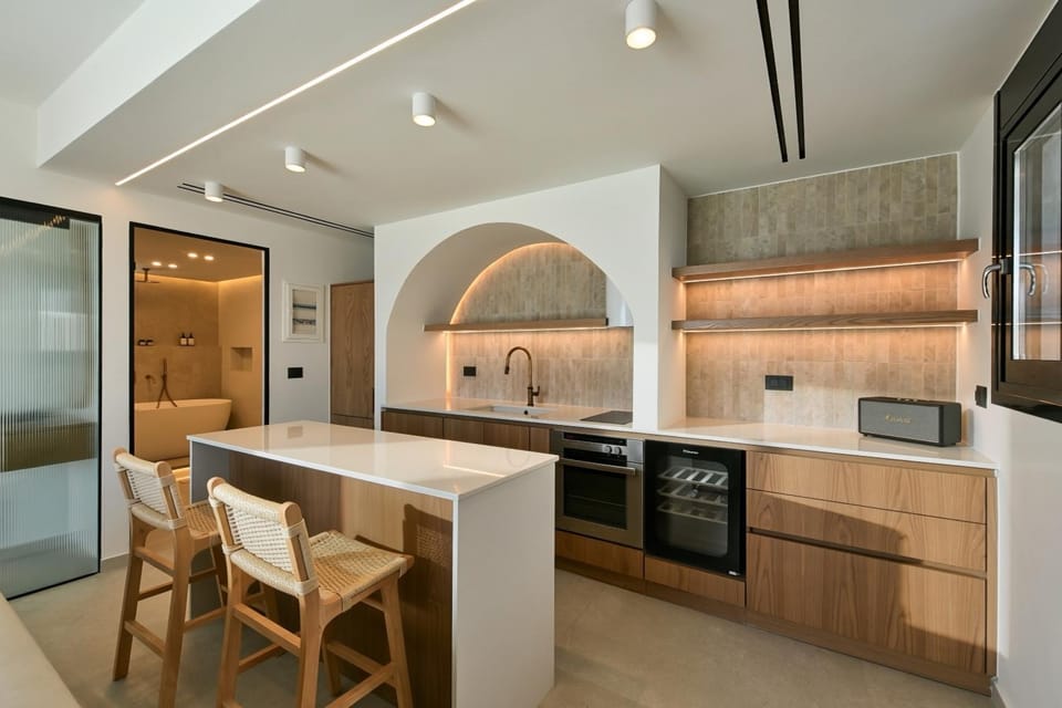 Kitchen or kitchenette, Dining area, minibar, oven