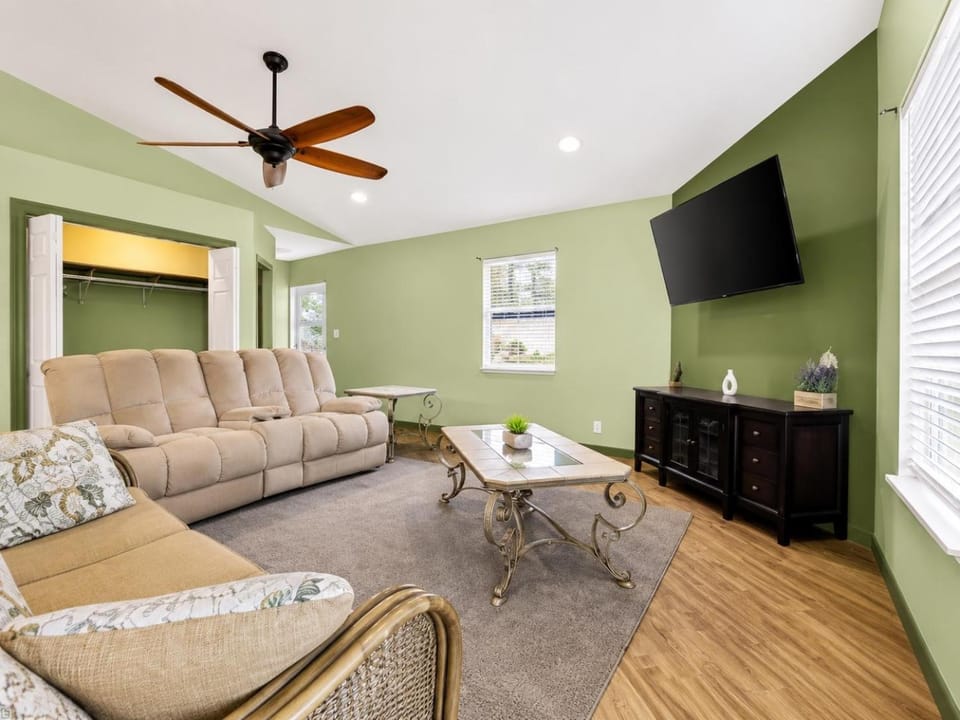 Spacious coastal Getaway Apartment in Cape Coral