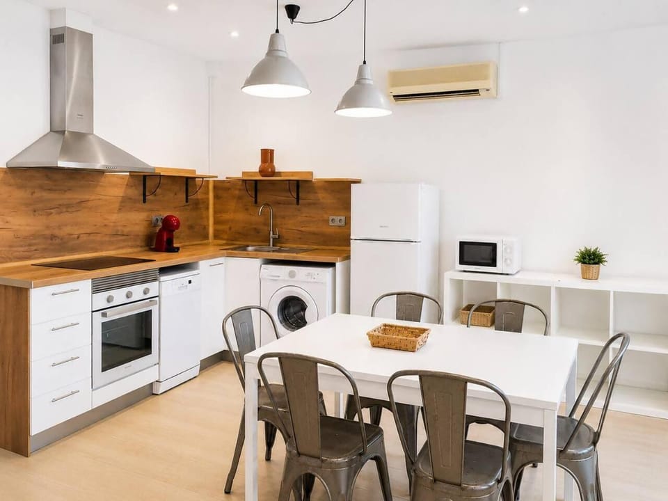Kitchen or kitchenette, Dining area, dishwasher, oven, stove, toaster, air conditioner