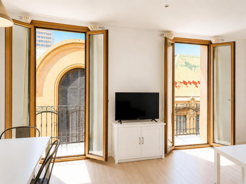 Communal lounge/ TV room, TV and multimedia, View (from property/room), Balcony/Terrace, Evening entertainment