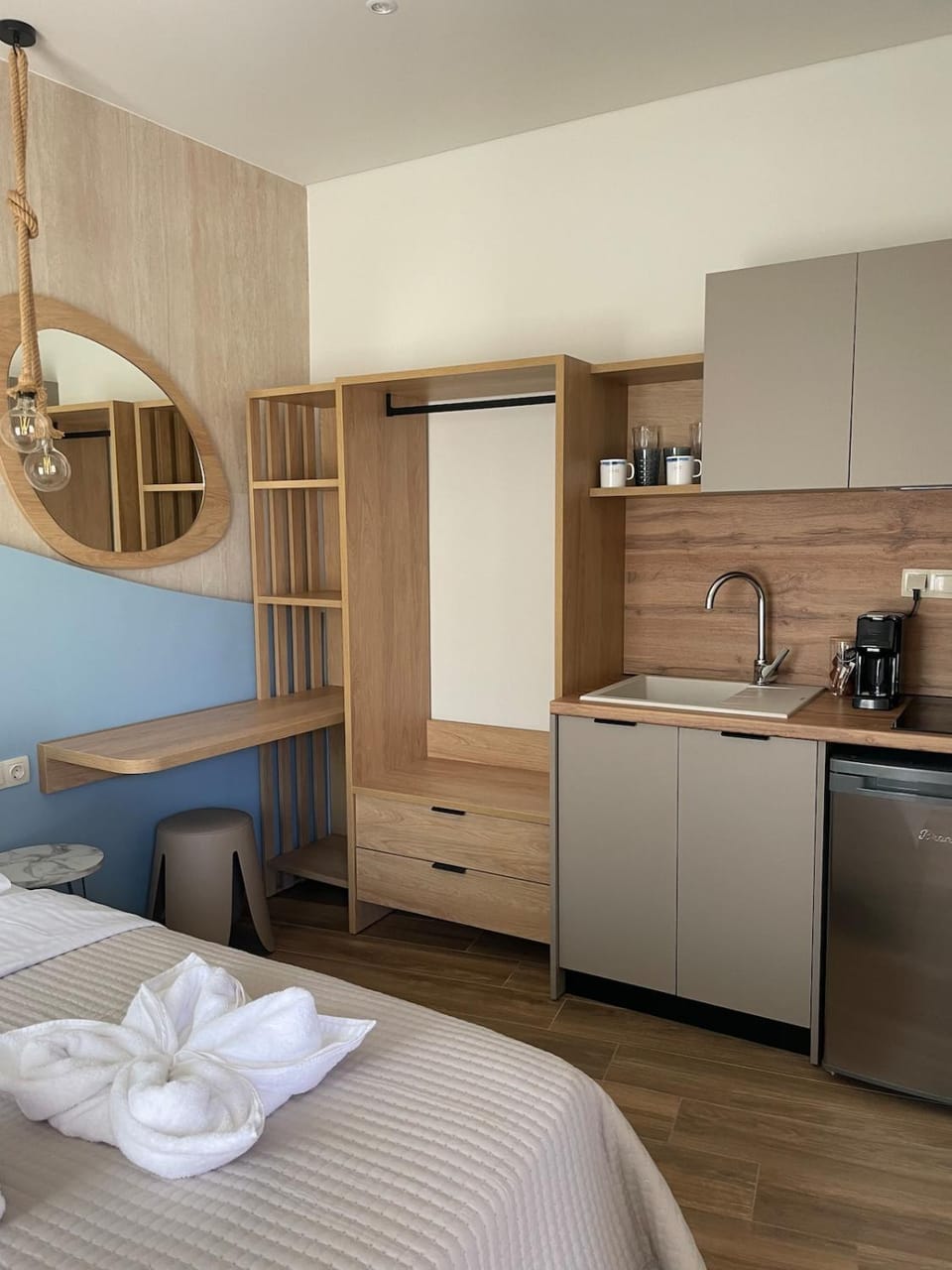 Bed, Kitchen or kitchenette, Photo of the whole room, stove, wardrobe