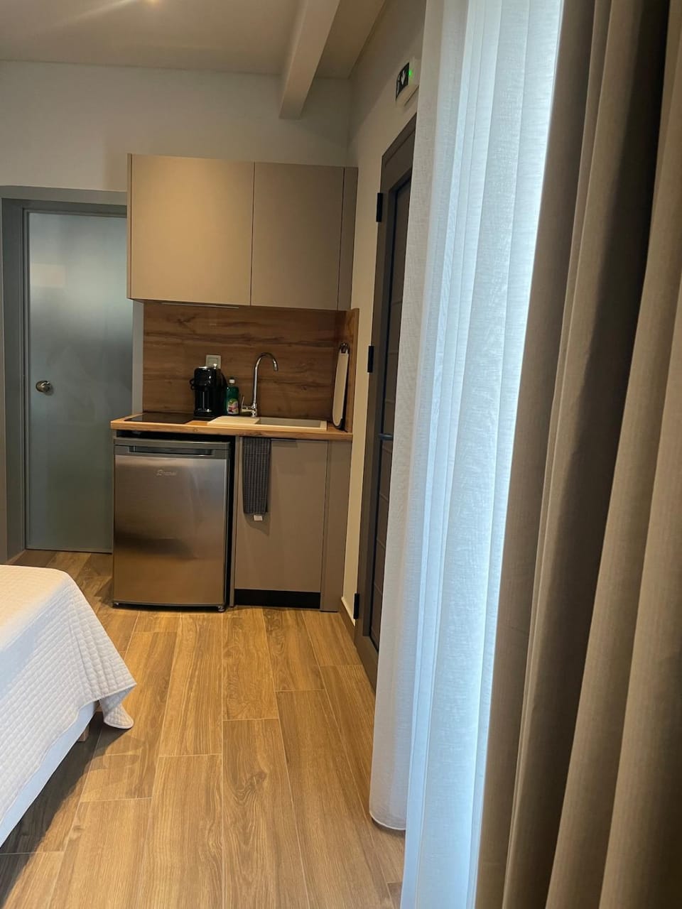 Kitchen or kitchenette, Photo of the whole room, stove