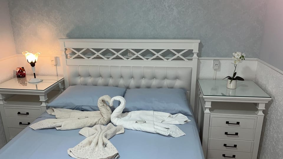Bed, Photo of the whole room, towels