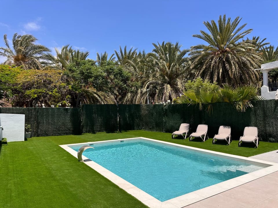 Property building, Bird's eye view, Swimming pool, sunbed