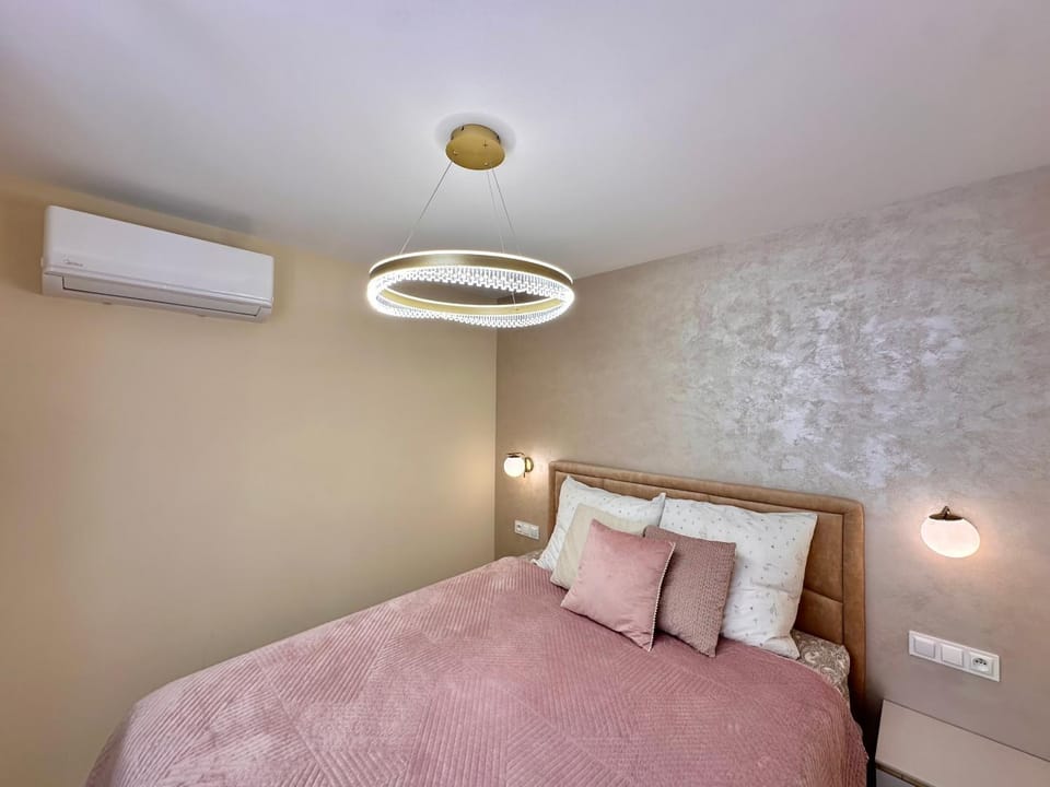 Photo of the whole room, air conditioner