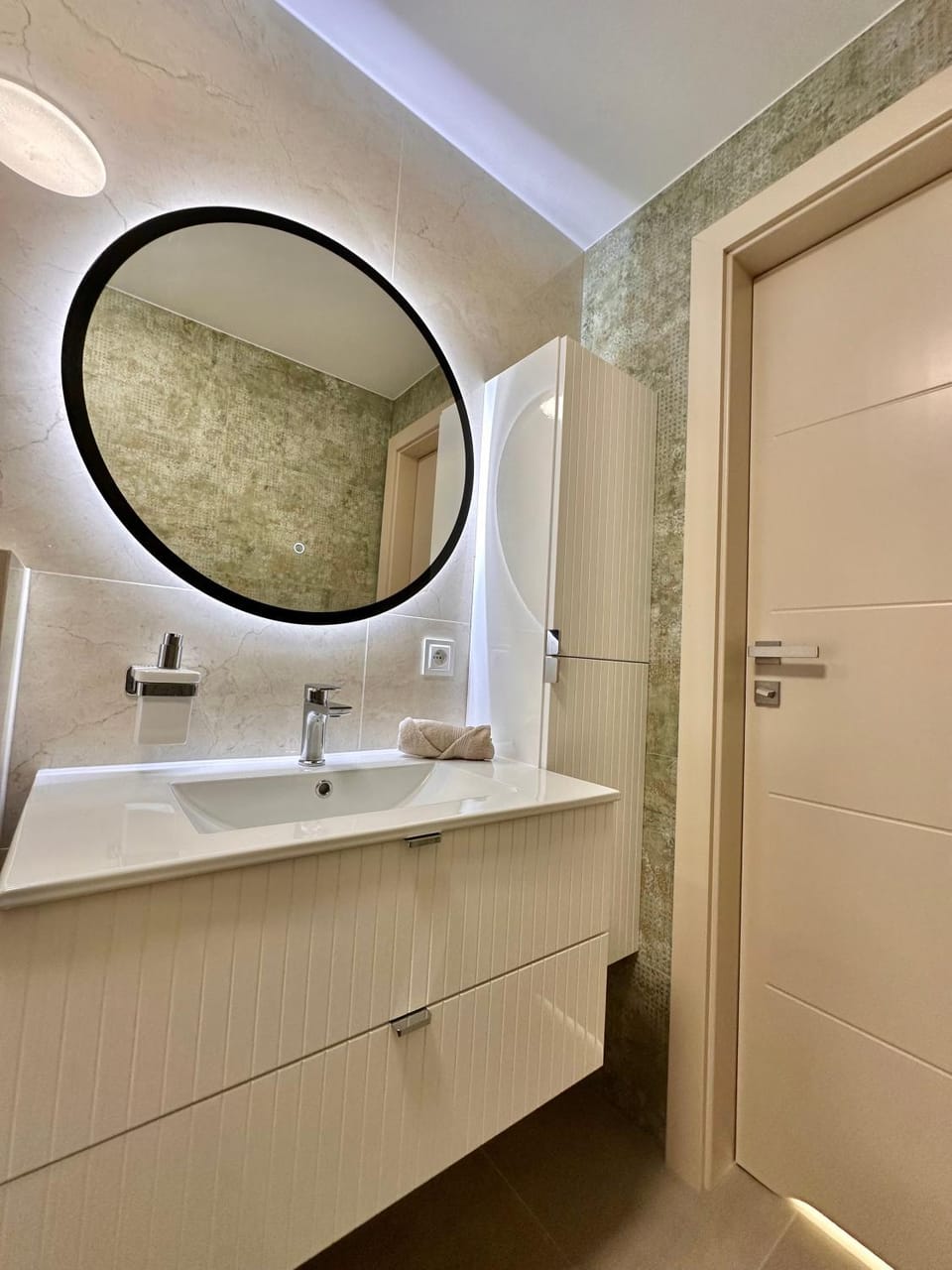 Bathroom, towels