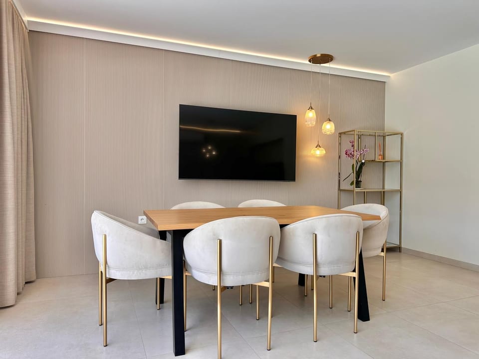 Communal lounge/ TV room, TV and multimedia, Living room, Dining area