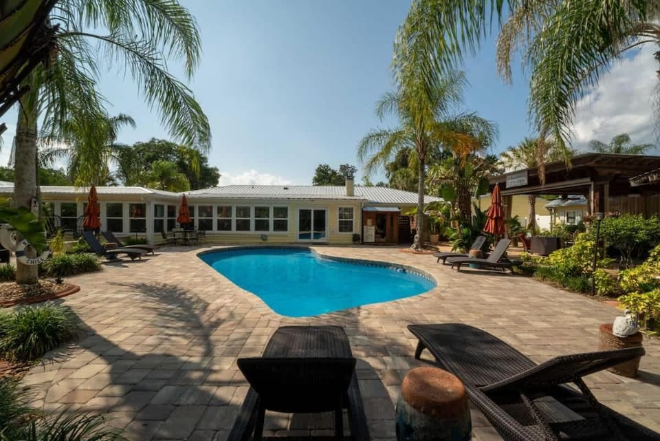 The Poolside Studio - Lounge Pool Wifi Apartment in Florida