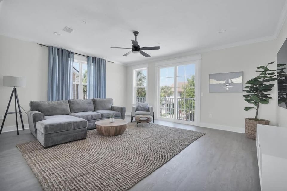 Jax Beach Retreat - Blocks from beach spacious House in Jacksonville Beach
