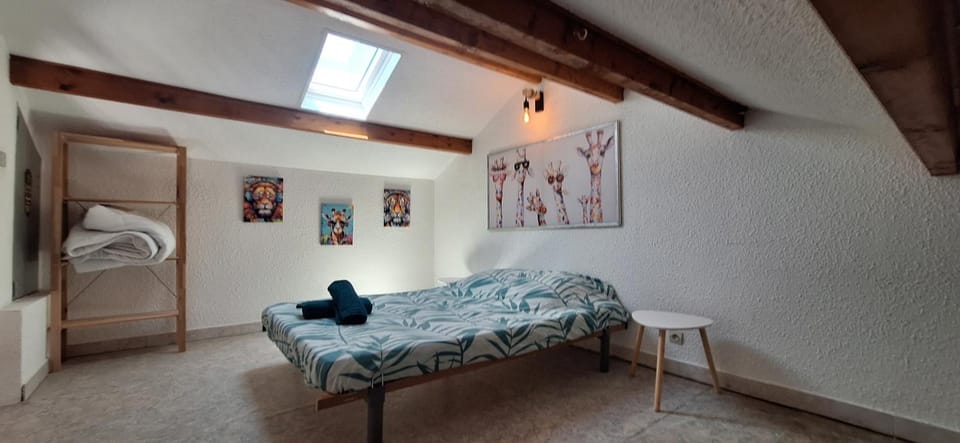 Photo of the whole room, Bedroom