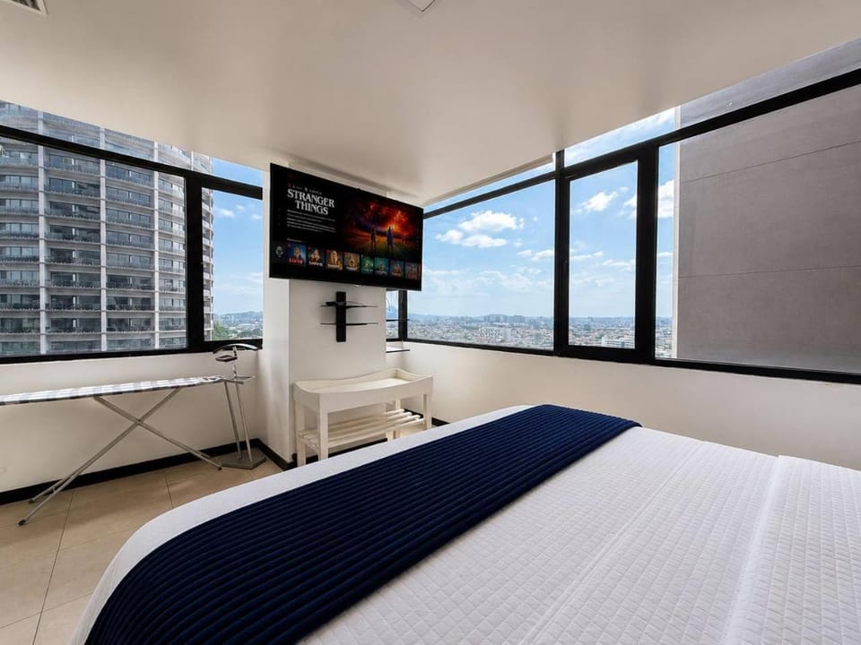 Communal lounge/ TV room, Bed, TV and multimedia, Photo of the whole room, Evening entertainment, Bedroom