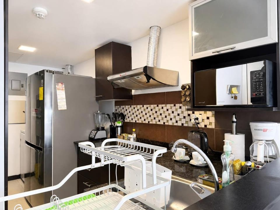 Kitchen or kitchenette, Dining area, dishwasher, minibar, stove, toaster