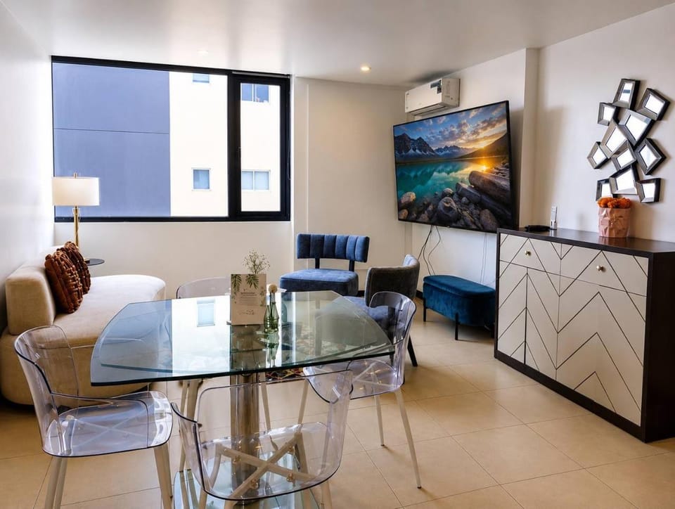 TV and multimedia, Living room, Seating area, Dining area