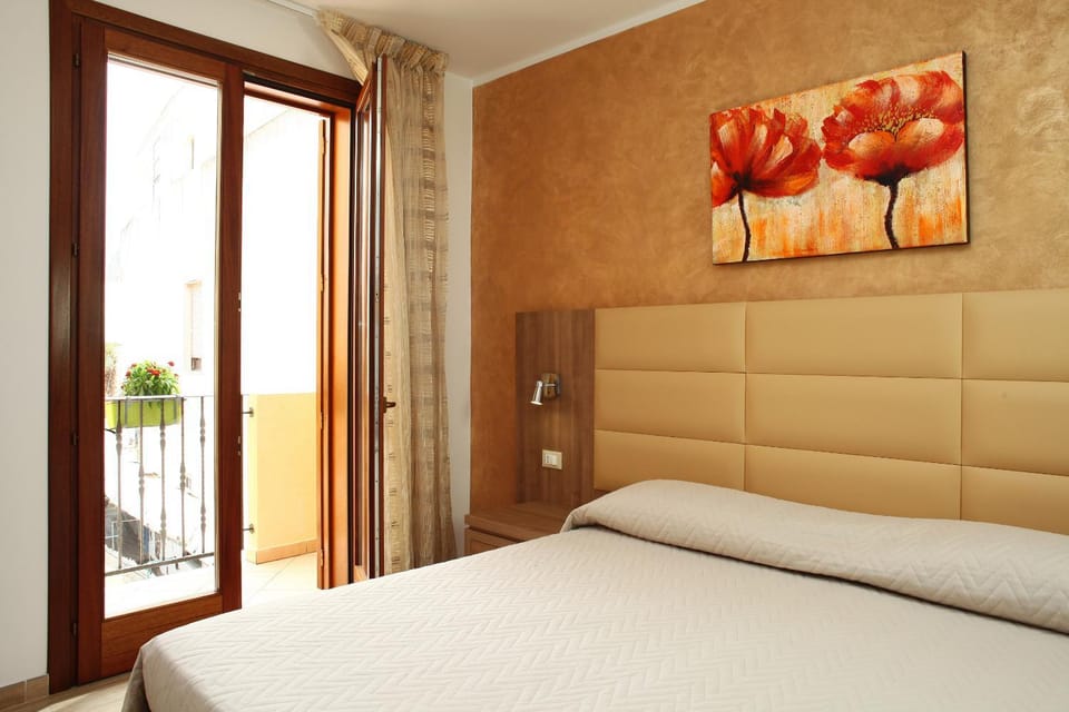 Photo of the whole room, Bedroom, Garden view