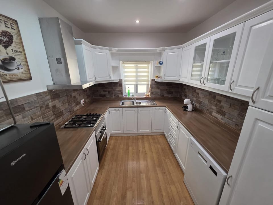 Coffee/tea facilities, microwave, oven, washing machine, kitchen