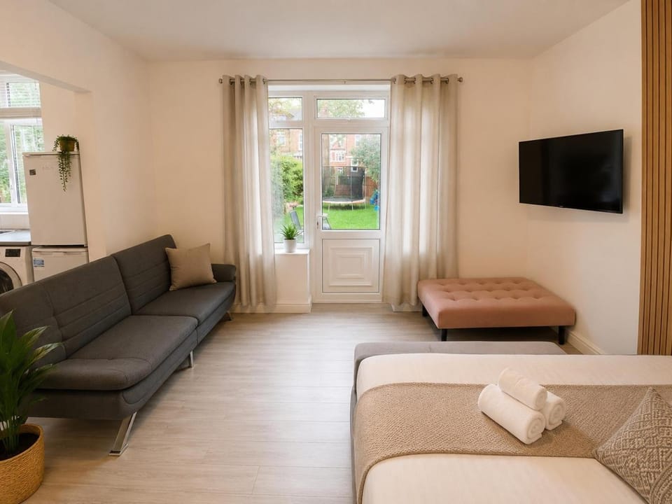 cozy studio living with garden Apartment in Stretford